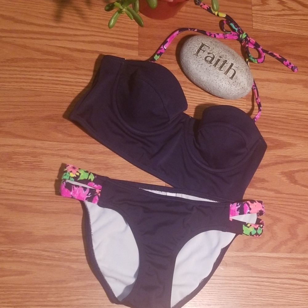 Delia swimsuit‎ size small